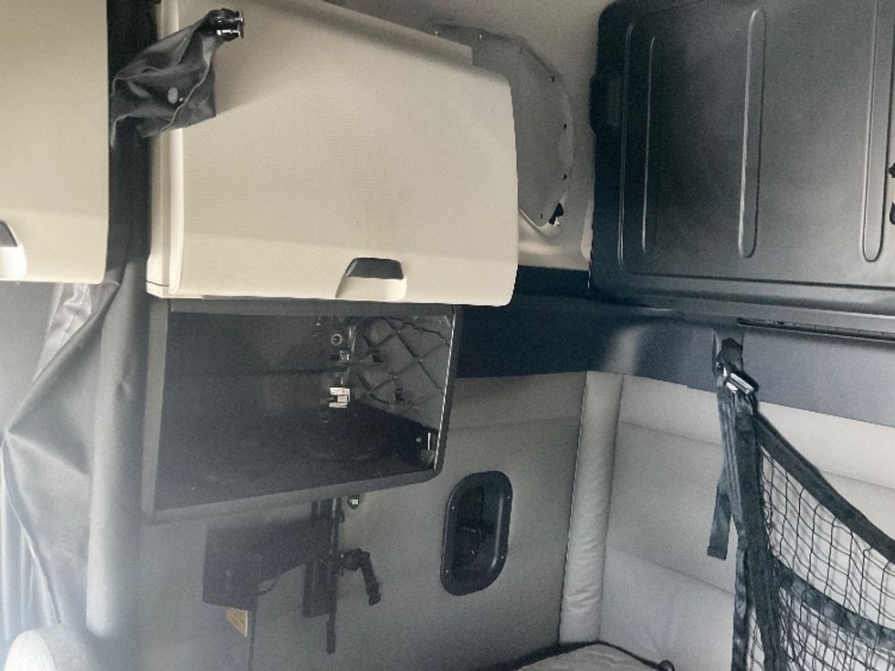 Sleeper Tractor-Heavy Duty Tractors-Freightliner-2021-T12664ST-Sellersburg-IN-741,460\n\t\tmiles-$ 40,250 - Image 19