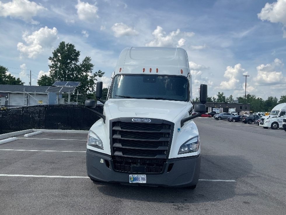 Sleeper Tractor-Heavy Duty Tractors-Freightliner-2021-T12664ST-Sellersburg-IN-741,460\n\t\tmiles-$ 40,250 - Image 2