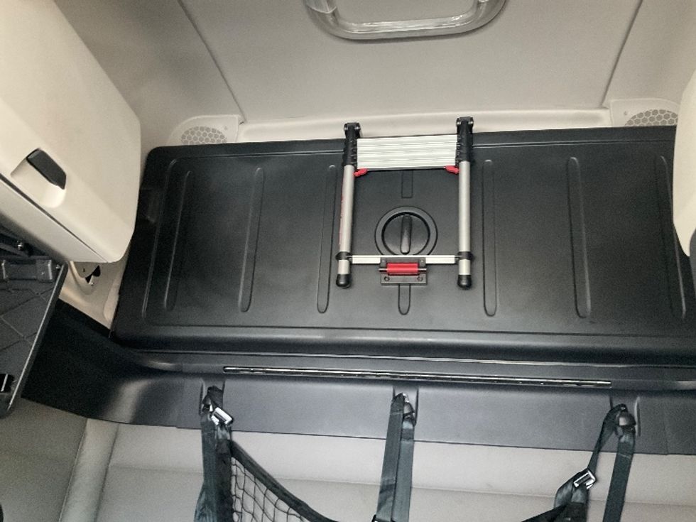 Sleeper Tractor-Heavy Duty Tractors-Freightliner-2021-T12664ST-Sellersburg-IN-741,460\n\t\tmiles-$ 40,250 - Image 22