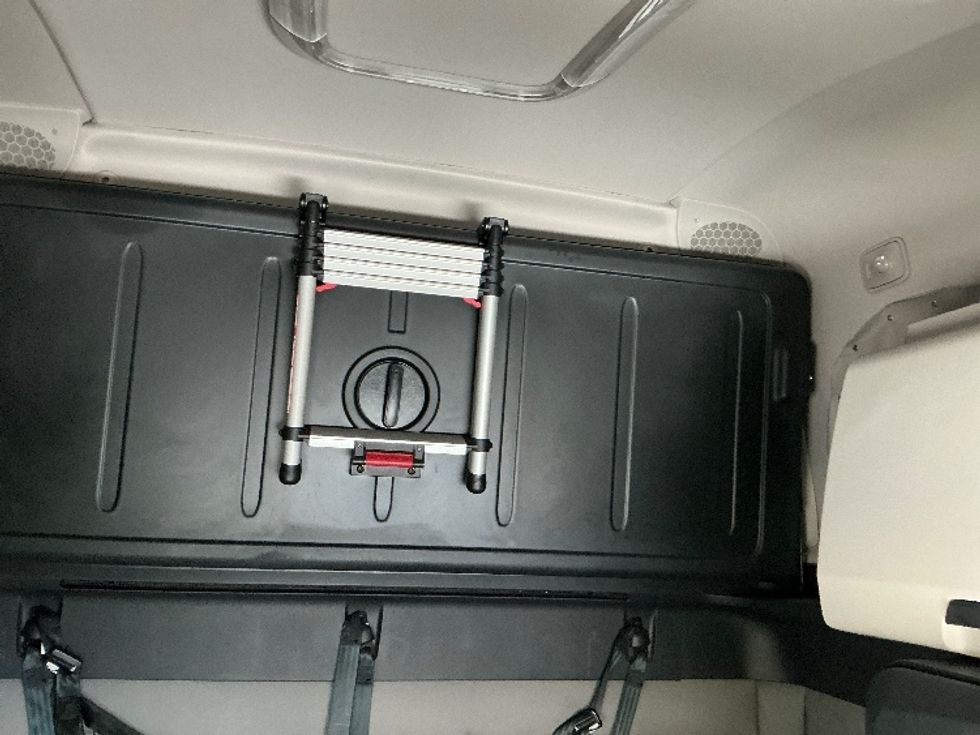 Sleeper Tractor-Heavy Duty Tractors-Freightliner-2021-T12664ST-Sellersburg-IN-741,460\n\t\tmiles-$ 40,250 - Image 23