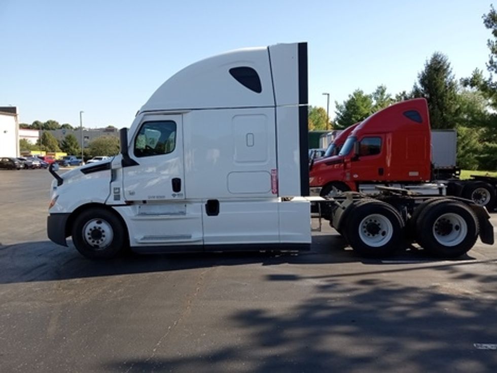 Sleeper Tractor-Heavy Duty Tractors-Freightliner-2021-T12664ST-Sellersburg-IN-741,460\n\t\tmiles-$ 40,250 - Image 4