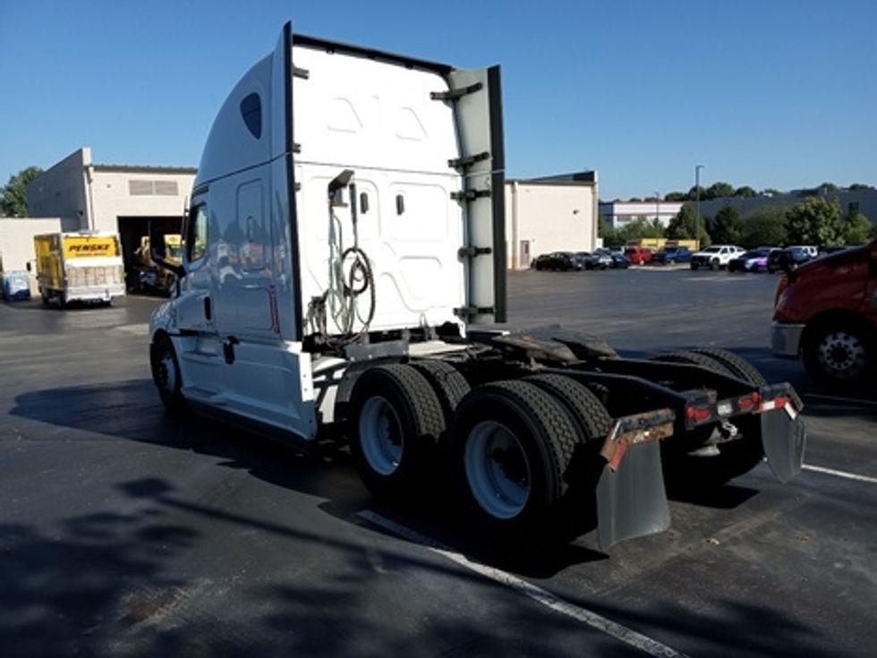 Sleeper Tractor-Heavy Duty Tractors-Freightliner-2021-T12664ST-Sellersburg-IN-741,460\n\t\tmiles-$ 40,250 - Image 5