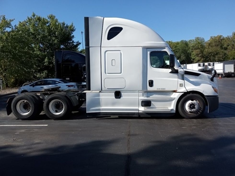 Sleeper Tractor-Heavy Duty Tractors-Freightliner-2021-T12664ST-Sellersburg-IN-741,460\n\t\tmiles-$ 40,250 - Image 8