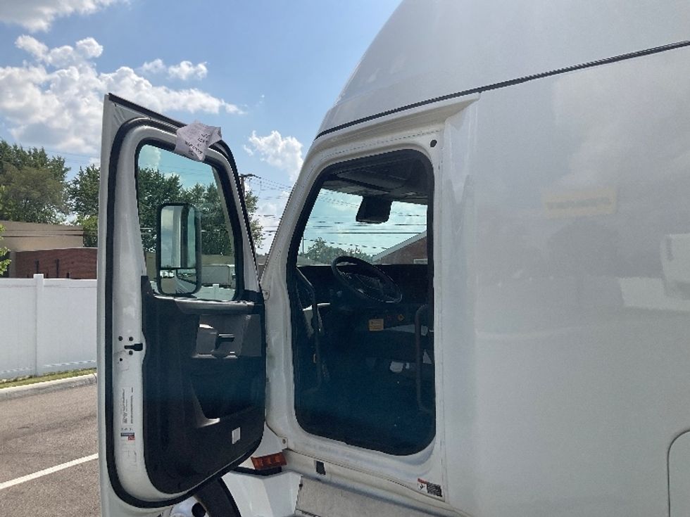 Sleeper Tractor-Heavy Duty Tractors-Freightliner-2021-T12664ST-Sellersburg-IN-741,460\n\t\tmiles-$ 40,250 - Image 9