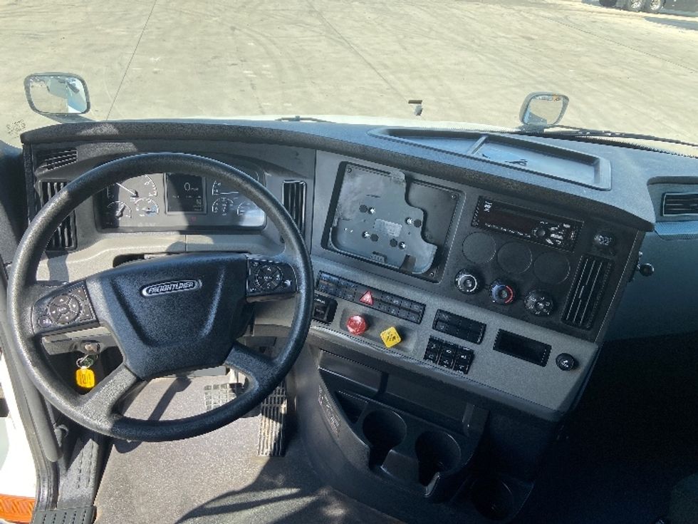 Sleeper Tractor-Heavy Duty Tractors-Freightliner-2021-T12664ST-Selma-TX-486,808\n\t\tmiles-$ 70,250 - Image 11