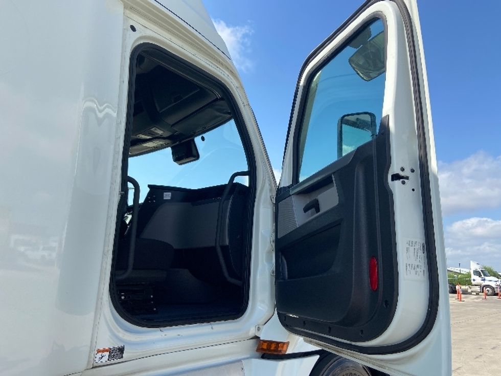 Sleeper Tractor-Heavy Duty Tractors-Freightliner-2021-T12664ST-Selma-TX-486,808\n\t\tmiles-$ 70,250 - Image 13