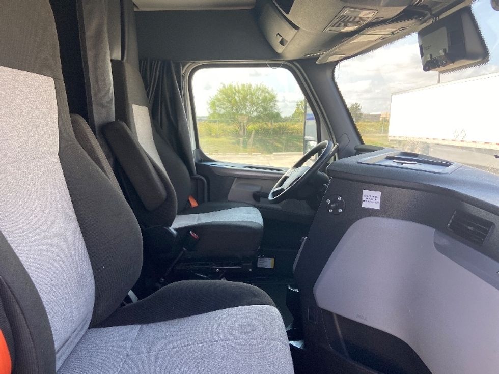 Sleeper Tractor-Heavy Duty Tractors-Freightliner-2021-T12664ST-Selma-TX-486,808\n\t\tmiles-$ 70,250 - Image 15