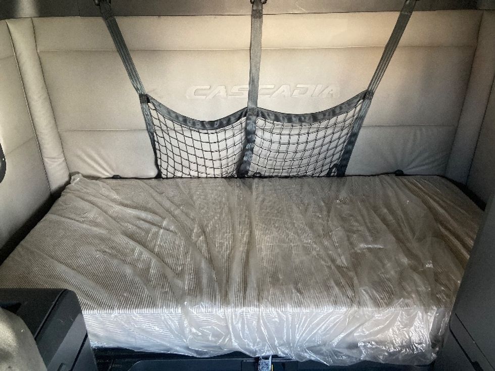 Sleeper Tractor-Heavy Duty Tractors-Freightliner-2021-T12664ST-Selma-TX-486,808\n\t\tmiles-$ 70,250 - Image 17