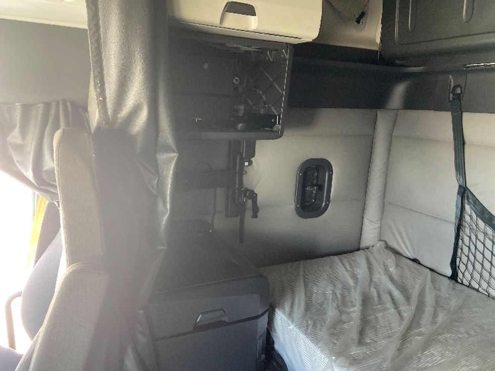 Sleeper Tractor-Heavy Duty Tractors-Freightliner-2021-T12664ST-Selma-TX-486,808\n\t\tmiles-$ 70,250 - Image 19