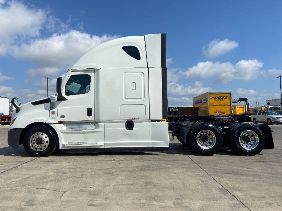 Sleeper Tractor-Heavy Duty Tractors-Freightliner-2021-T12664ST-Selma-TX-486,808\n\t\tmiles-$ 70,250 - Image 4