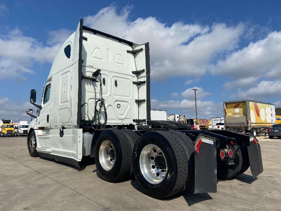 Sleeper Tractor-Heavy Duty Tractors-Freightliner-2021-T12664ST-Selma-TX-486,808\n\t\tmiles-$ 70,250 - Image 5