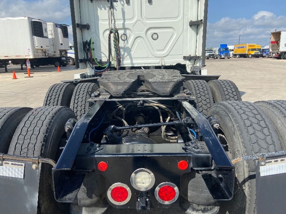 Sleeper Tractor-Heavy Duty Tractors-Freightliner-2021-T12664ST-Selma-TX-486,808\n\t\tmiles-$ 70,250 - Image 6
