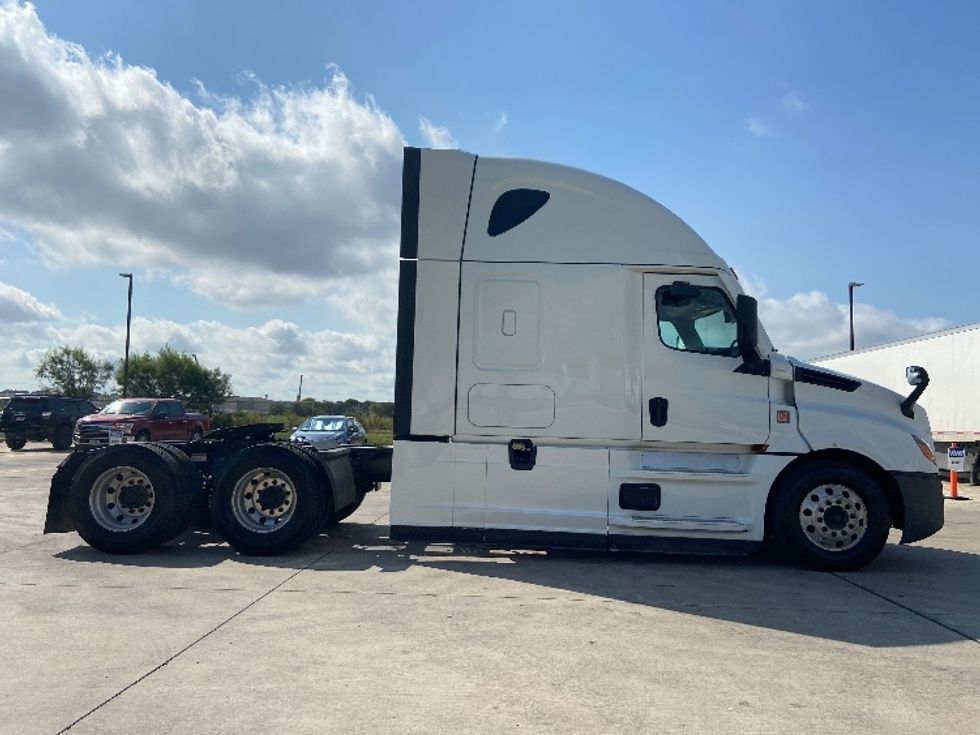 Sleeper Tractor-Heavy Duty Tractors-Freightliner-2021-T12664ST-Selma-TX-486,808\n\t\tmiles-$ 70,250 - Image 8