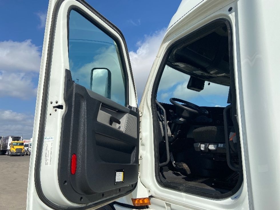 Sleeper Tractor-Heavy Duty Tractors-Freightliner-2021-T12664ST-Selma-TX-486,808\n\t\tmiles-$ 70,250 - Image 9