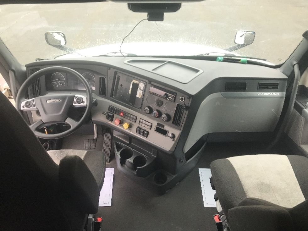 Sleeper Tractor-Heavy Duty Tractors-Freightliner-2021-T12664ST-Sheboygan-WI-537,557\n\t\tmiles-$ 59,000 - Image 12