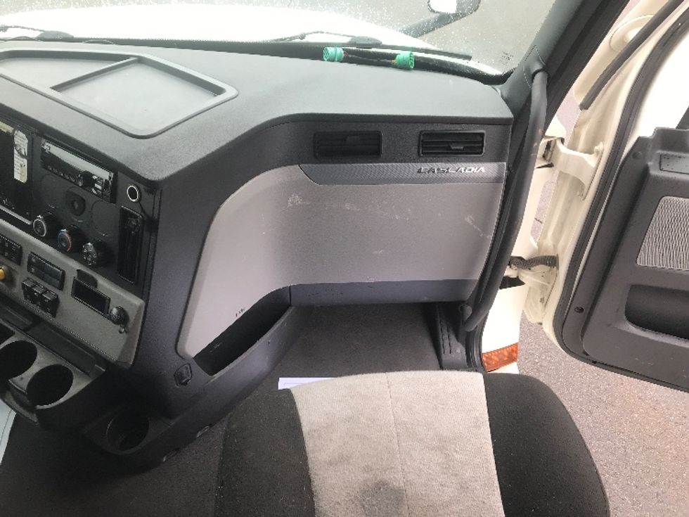 Sleeper Tractor-Heavy Duty Tractors-Freightliner-2021-T12664ST-Sheboygan-WI-537,557\n\t\tmiles-$ 59,000 - Image 14