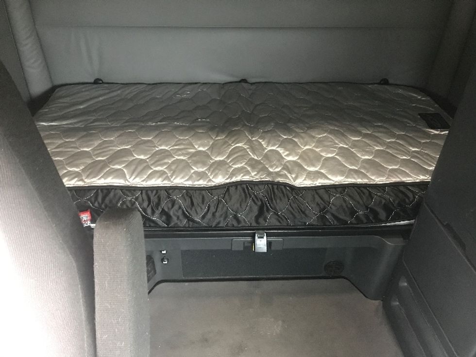 Sleeper Tractor-Heavy Duty Tractors-Freightliner-2021-T12664ST-Sheboygan-WI-537,557\n\t\tmiles-$ 59,000 - Image 16