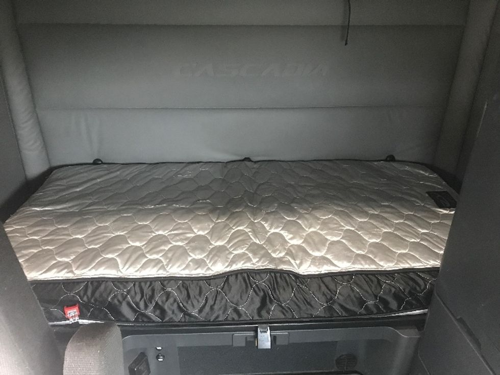 Sleeper Tractor-Heavy Duty Tractors-Freightliner-2021-T12664ST-Sheboygan-WI-537,557\n\t\tmiles-$ 59,000 - Image 17