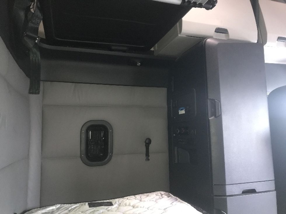 Sleeper Tractor-Heavy Duty Tractors-Freightliner-2021-T12664ST-Sheboygan-WI-537,557\n\t\tmiles-$ 59,000 - Image 18