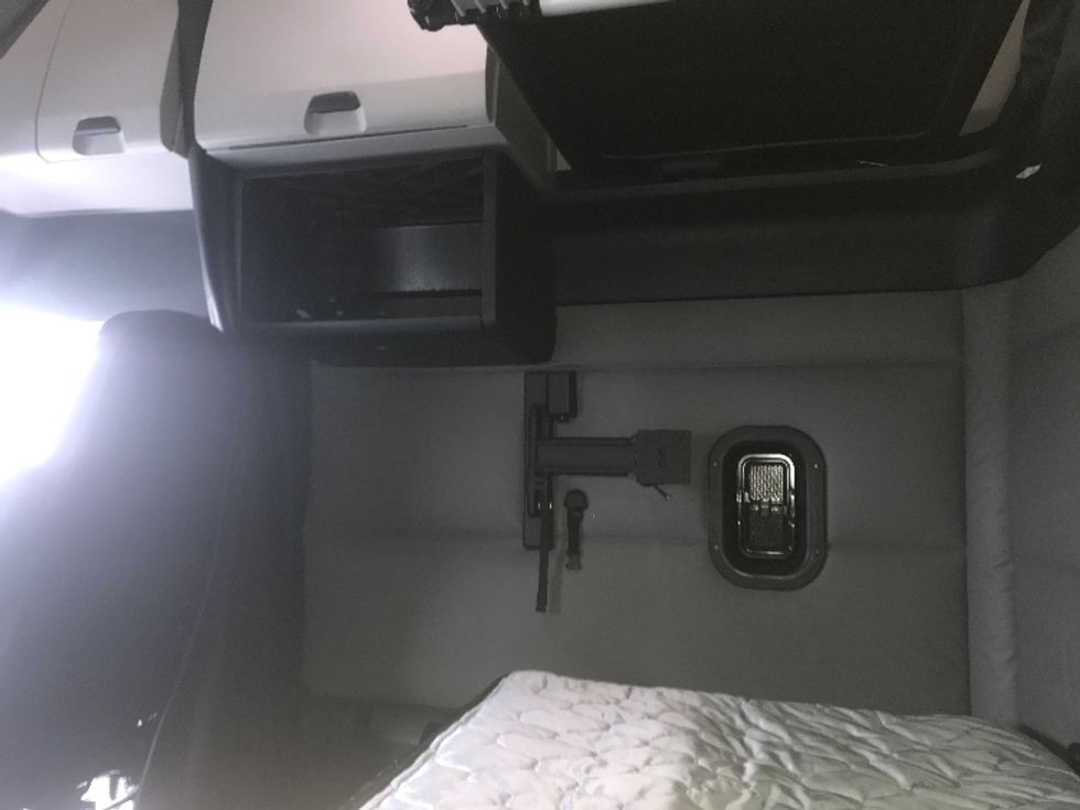 Sleeper Tractor-Heavy Duty Tractors-Freightliner-2021-T12664ST-Sheboygan-WI-537,557\n\t\tmiles-$ 59,000 - Image 19