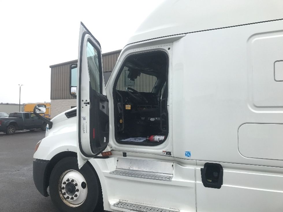 Sleeper Tractor-Heavy Duty Tractors-Freightliner-2021-T12664ST-Sheboygan-WI-537,557\n\t\tmiles-$ 59,000 - Image 9