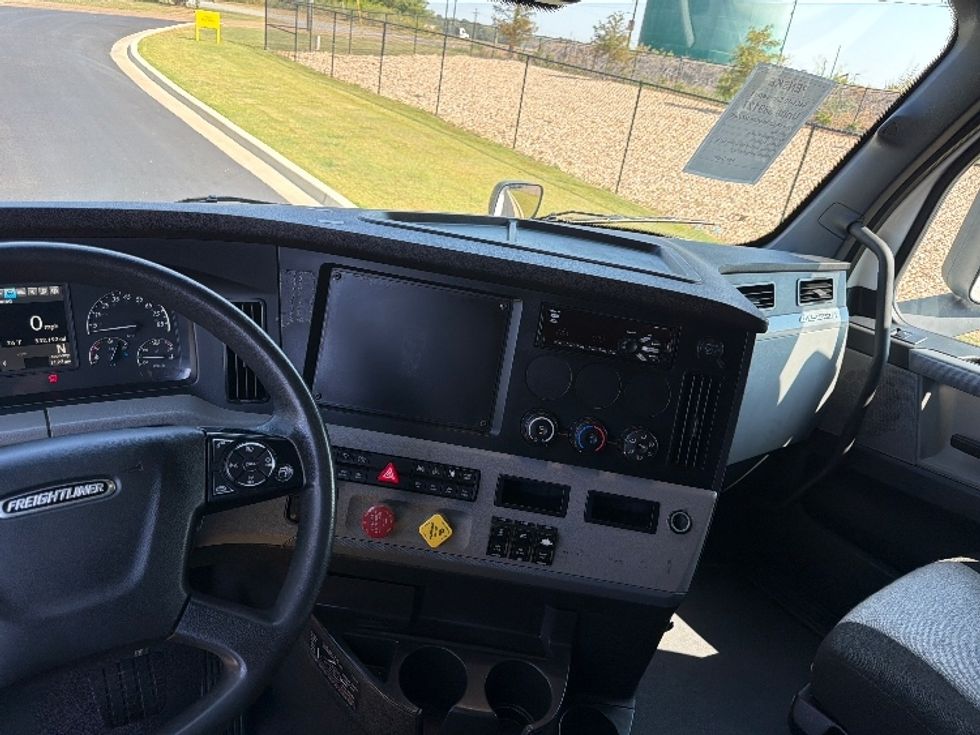 Sleeper Tractor-Heavy Duty Tractors-Freightliner-2021-T12664ST-Shreveport-LA-532,201\n\t\tmiles-$ 72,750 - Image 11