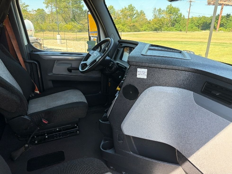 Sleeper Tractor-Heavy Duty Tractors-Freightliner-2021-T12664ST-Shreveport-LA-532,201\n\t\tmiles-$ 72,750 - Image 14