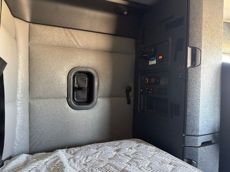 Sleeper Tractor-Heavy Duty Tractors-Freightliner-2021-T12664ST-Shreveport-LA-532,201\n\t\tmiles-$ 72,750 - Image 17