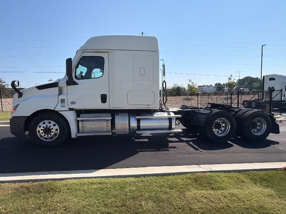 Sleeper Tractor-Heavy Duty Tractors-Freightliner-2021-T12664ST-Shreveport-LA-532,201\n\t\tmiles-$ 72,750 - Image 4