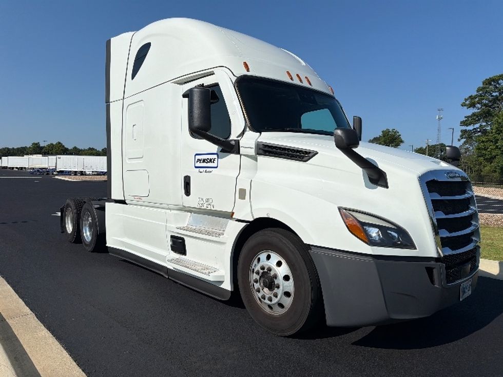 Sleeper Tractor-Heavy Duty Tractors-Freightliner-2021-T12664ST-Shreveport-LA-625,080\n\t\tmiles-$ 58,250 - Image 1
