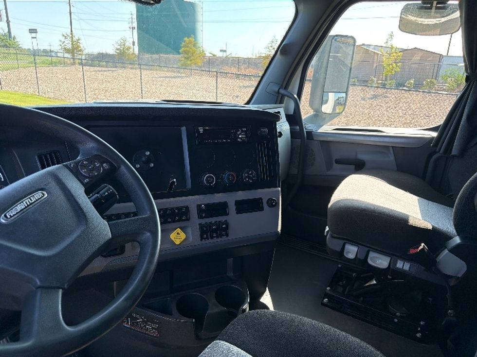 Sleeper Tractor-Heavy Duty Tractors-Freightliner-2021-T12664ST-Shreveport-LA-625,080\n\t\tmiles-$ 58,250 - Image 11