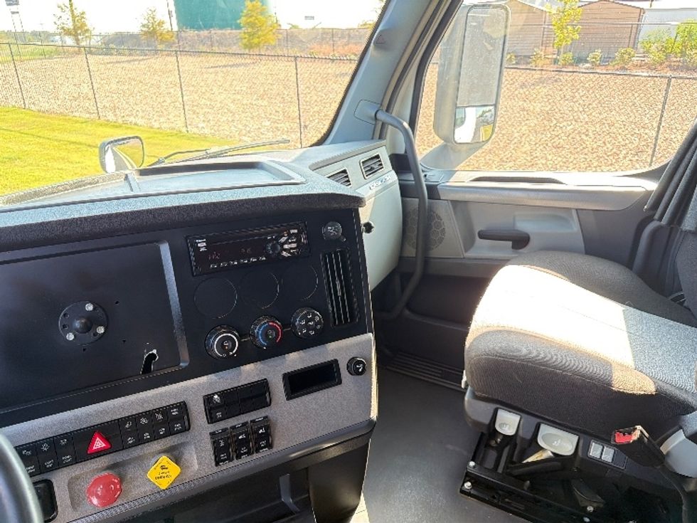 Sleeper Tractor-Heavy Duty Tractors-Freightliner-2021-T12664ST-Shreveport-LA-625,080\n\t\tmiles-$ 58,250 - Image 12