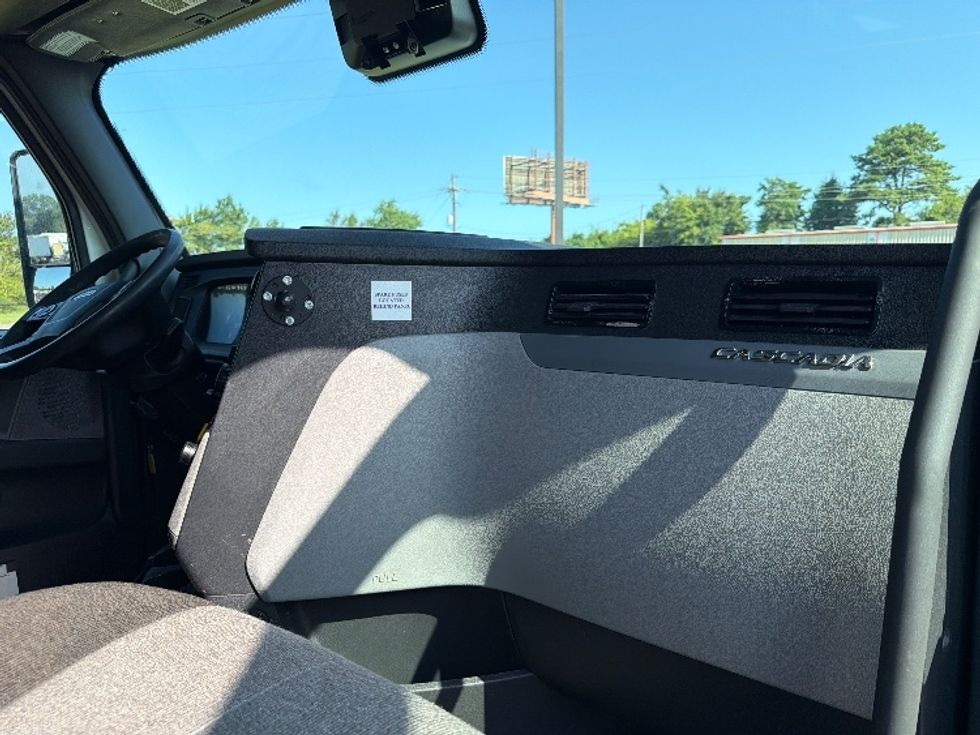 Sleeper Tractor-Heavy Duty Tractors-Freightliner-2021-T12664ST-Shreveport-LA-625,080\n\t\tmiles-$ 58,250 - Image 14