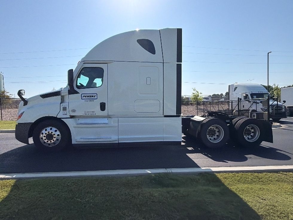 Sleeper Tractor-Heavy Duty Tractors-Freightliner-2021-T12664ST-Shreveport-LA-625,080\n\t\tmiles-$ 58,250 - Image 4
