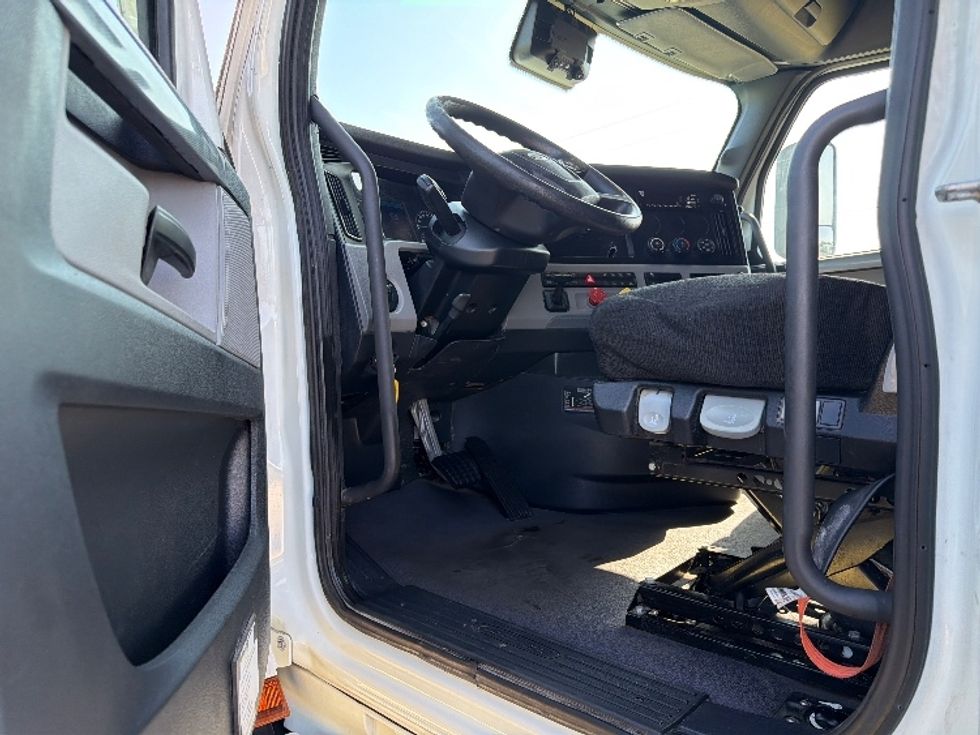 Sleeper Tractor-Heavy Duty Tractors-Freightliner-2021-T12664ST-Shreveport-LA-625,080\n\t\tmiles-$ 58,250 - Image 9