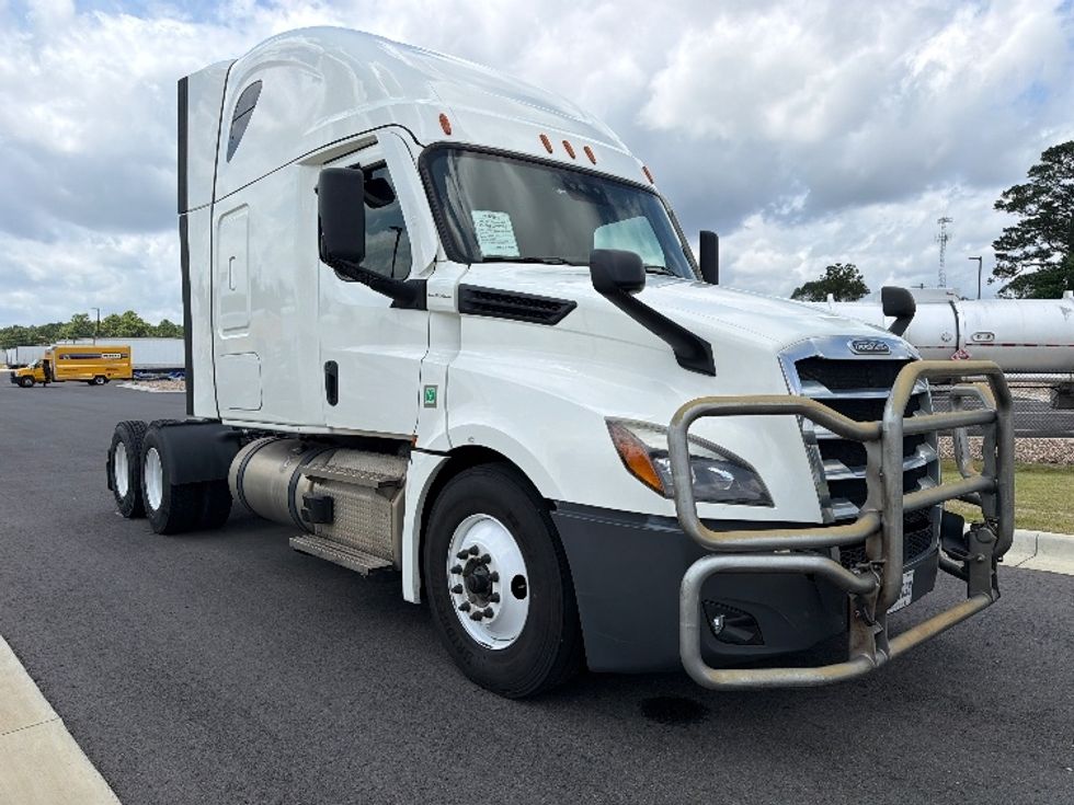 Sleeper Tractor-Heavy Duty Tractors-Freightliner-2021-T12664ST-Shreveport-LA-697,843\n\t\tmiles-$ 48,000 - Image 1