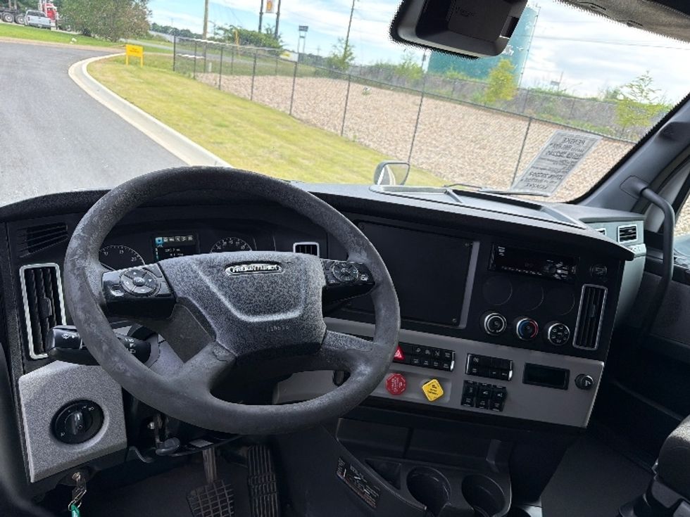 Sleeper Tractor-Heavy Duty Tractors-Freightliner-2021-T12664ST-Shreveport-LA-697,843\n\t\tmiles-$ 48,000 - Image 11