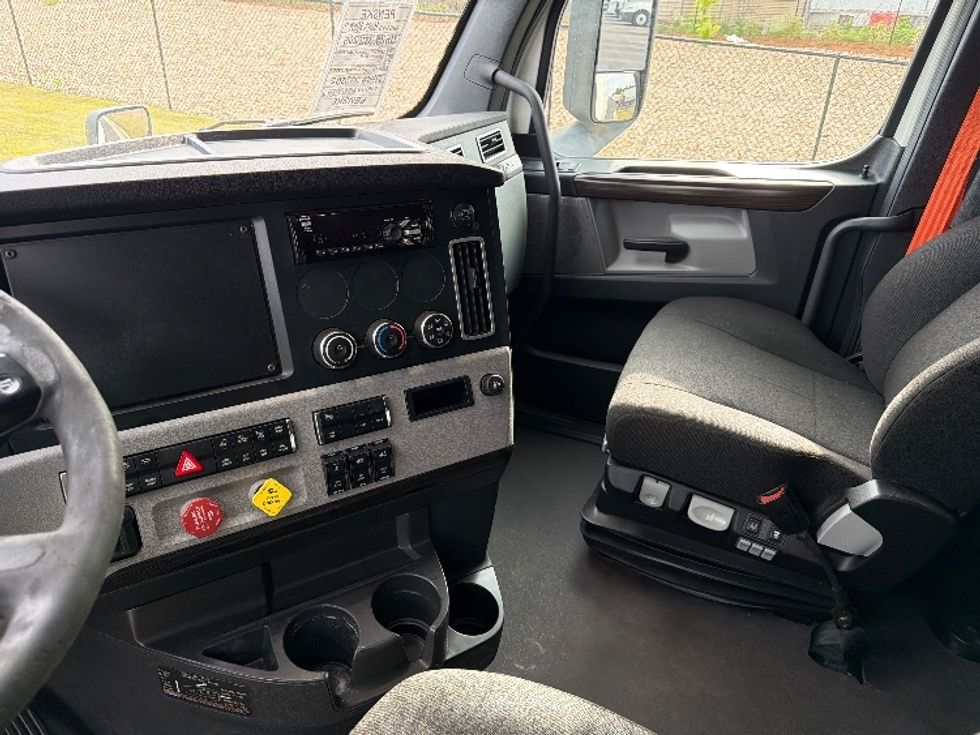 Sleeper Tractor-Heavy Duty Tractors-Freightliner-2021-T12664ST-Shreveport-LA-697,843\n\t\tmiles-$ 48,000 - Image 12