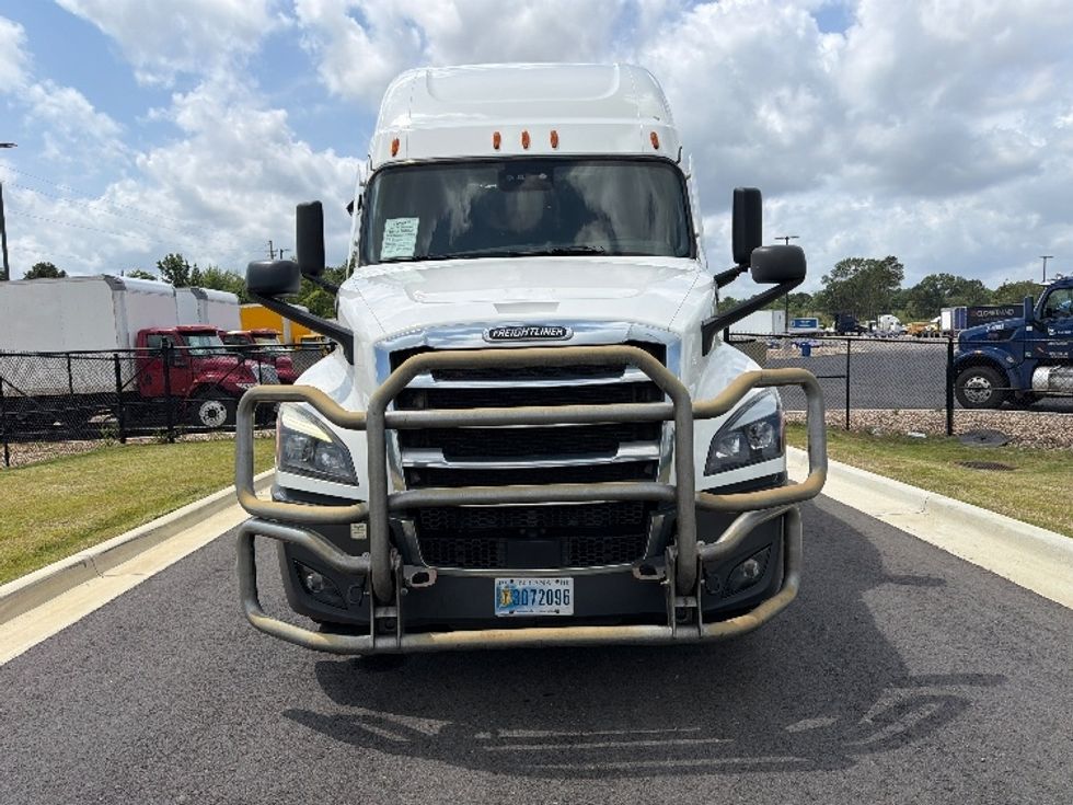 Sleeper Tractor-Heavy Duty Tractors-Freightliner-2021-T12664ST-Shreveport-LA-697,843\n\t\tmiles-$ 48,000 - Image 2