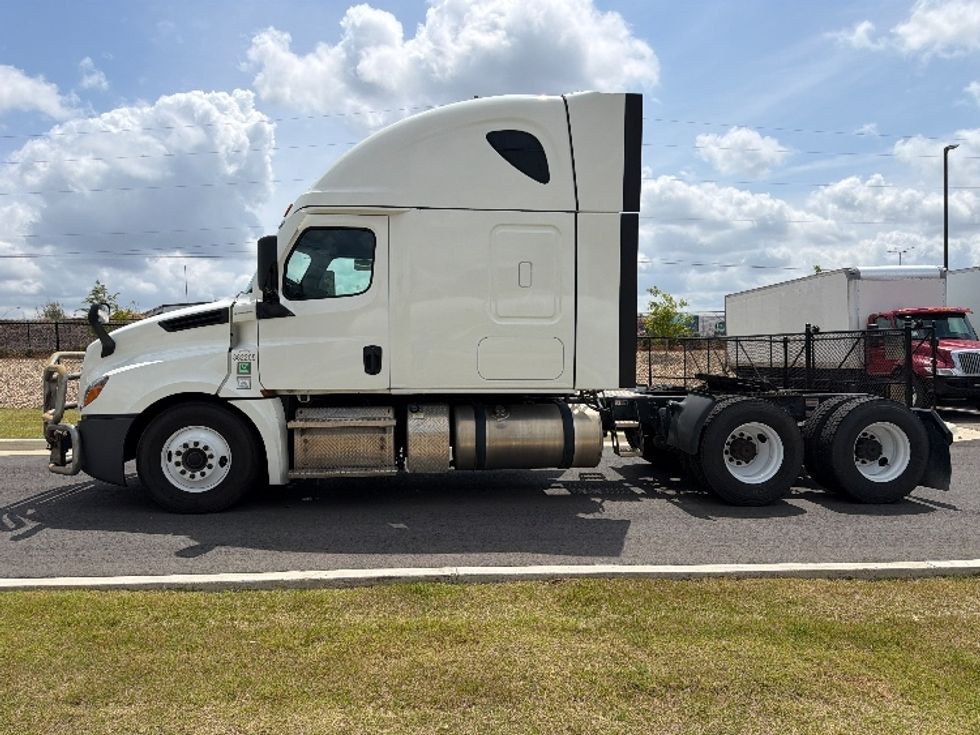 Sleeper Tractor-Heavy Duty Tractors-Freightliner-2021-T12664ST-Shreveport-LA-697,843\n\t\tmiles-$ 48,000 - Image 4