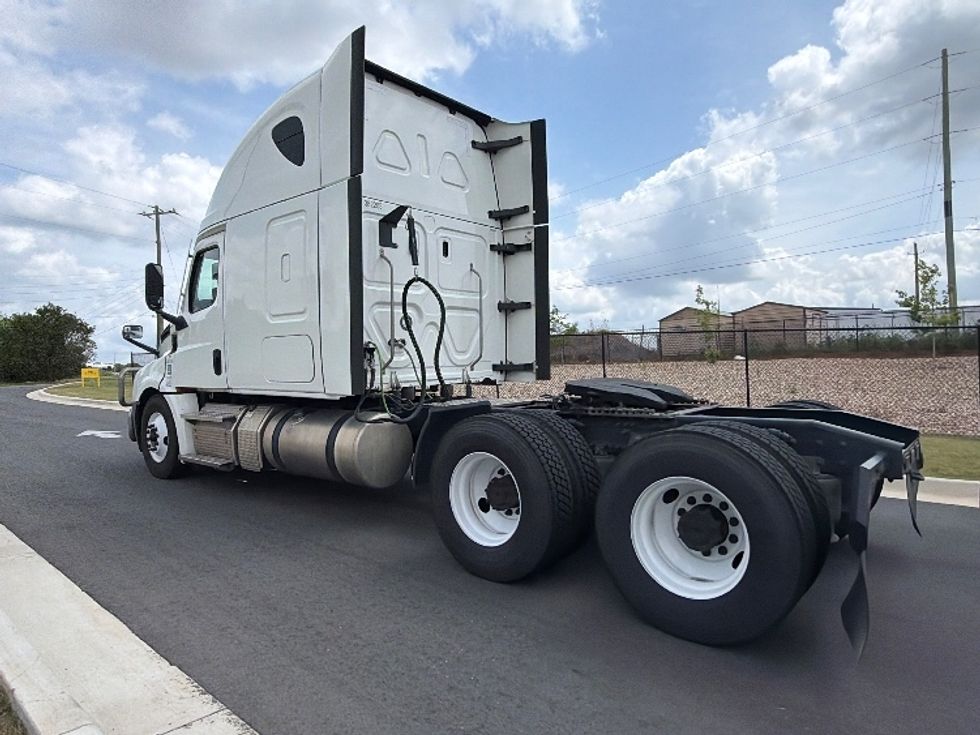 Sleeper Tractor-Heavy Duty Tractors-Freightliner-2021-T12664ST-Shreveport-LA-697,843\n\t\tmiles-$ 48,000 - Image 5