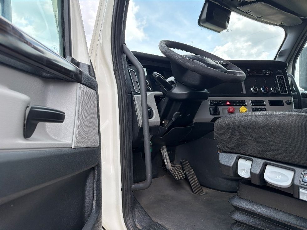 Sleeper Tractor-Heavy Duty Tractors-Freightliner-2021-T12664ST-Shreveport-LA-697,843\n\t\tmiles-$ 48,000 - Image 9