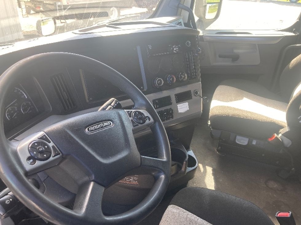 Sleeper Tractor-Heavy Duty Tractors-Freightliner-2021-T12664ST-Somerset-KY-581,975\n\t\tmiles-$ 55,000 - Image 10