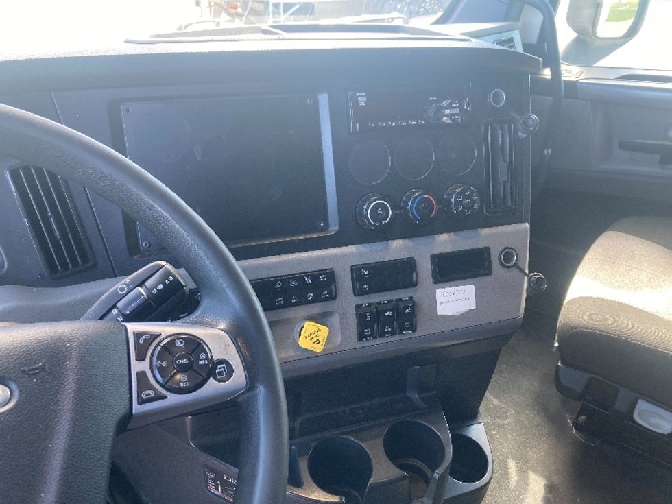 Sleeper Tractor-Heavy Duty Tractors-Freightliner-2021-T12664ST-Somerset-KY-581,975\n\t\tmiles-$ 55,000 - Image 12