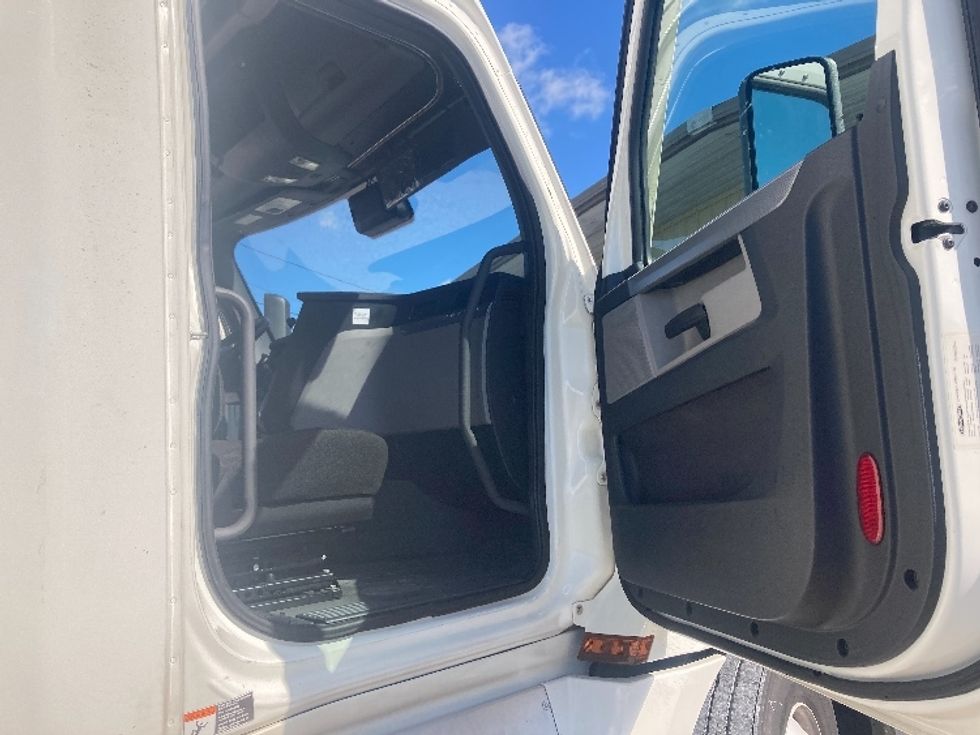 Sleeper Tractor-Heavy Duty Tractors-Freightliner-2021-T12664ST-Somerset-KY-581,975\n\t\tmiles-$ 55,000 - Image 13