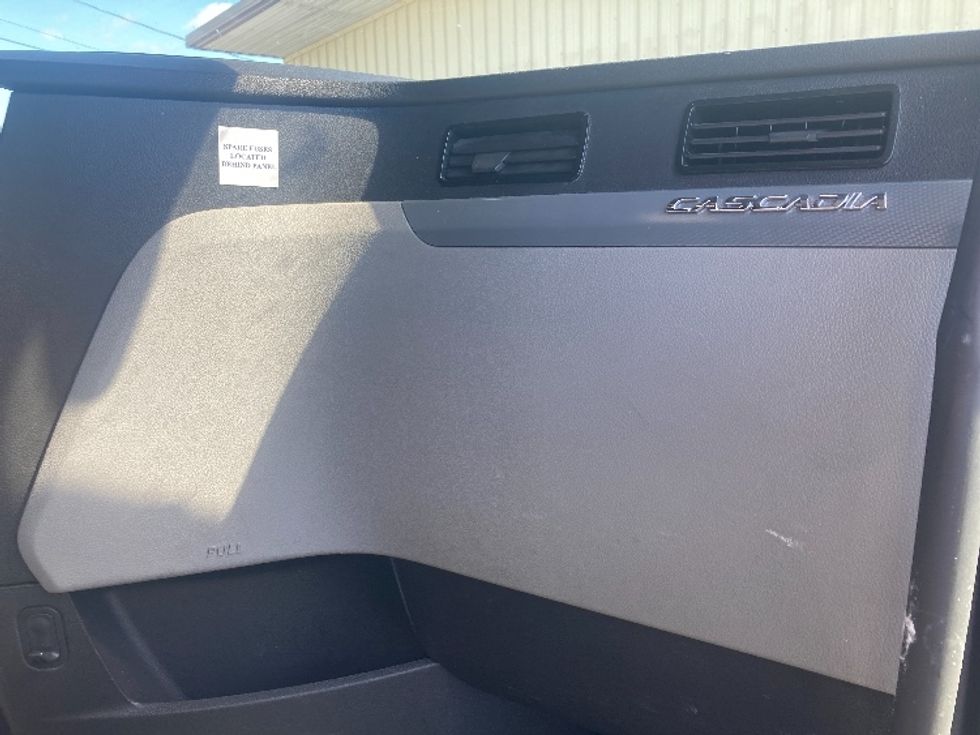 Sleeper Tractor-Heavy Duty Tractors-Freightliner-2021-T12664ST-Somerset-KY-581,975\n\t\tmiles-$ 55,000 - Image 14