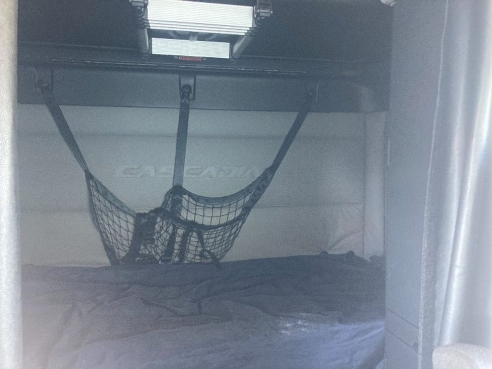 Sleeper Tractor-Heavy Duty Tractors-Freightliner-2021-T12664ST-Somerset-KY-581,975\n\t\tmiles-$ 55,000 - Image 16