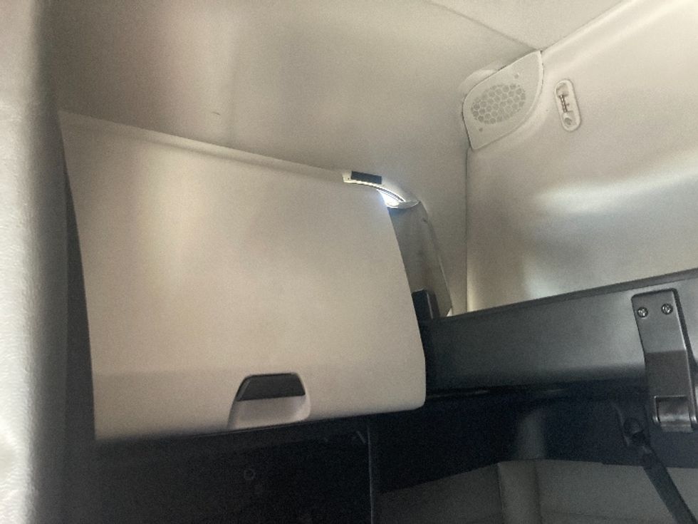 Sleeper Tractor-Heavy Duty Tractors-Freightliner-2021-T12664ST-Somerset-KY-581,975\n\t\tmiles-$ 55,000 - Image 19