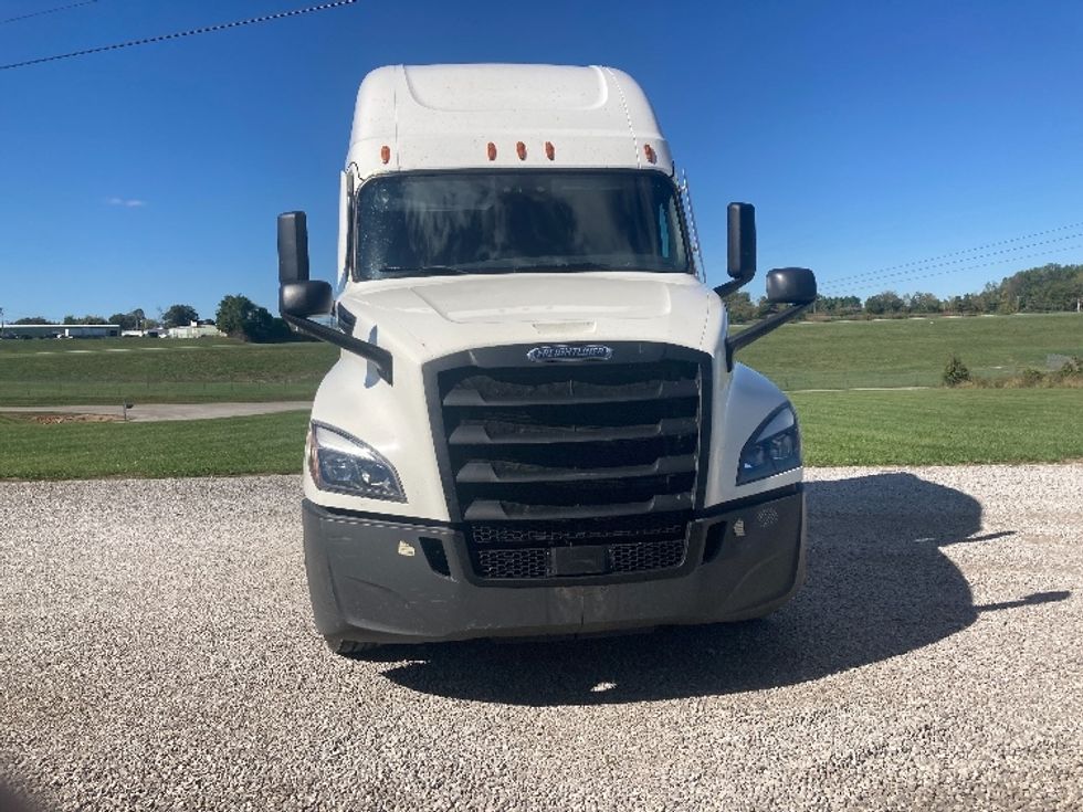 Sleeper Tractor-Heavy Duty Tractors-Freightliner-2021-T12664ST-Somerset-KY-581,975\n\t\tmiles-$ 55,000 - Image 2