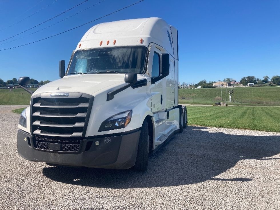 Sleeper Tractor-Heavy Duty Tractors-Freightliner-2021-T12664ST-Somerset-KY-581,975\n\t\tmiles-$ 55,000 - Image 3
